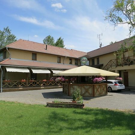 Guest House Meat Heads Pub Komárno Exterior photo