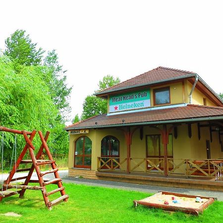 Guest House Meat Heads Pub Komárno Exterior photo