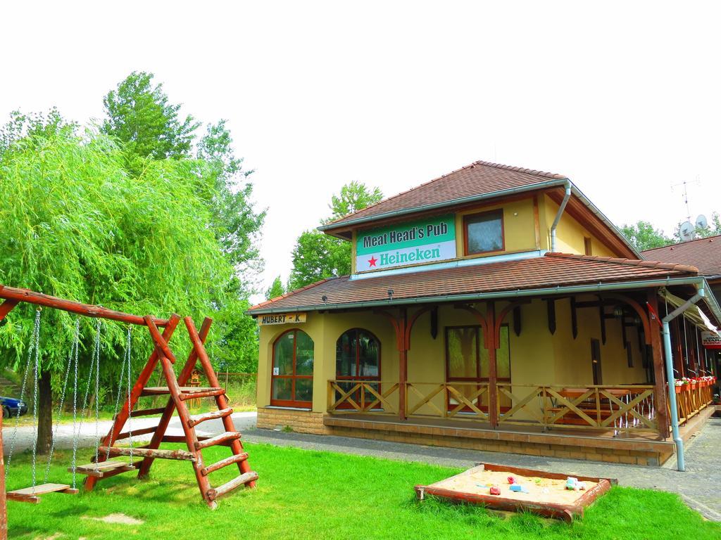 Guest House Meat Heads Pub Komárno Exterior photo