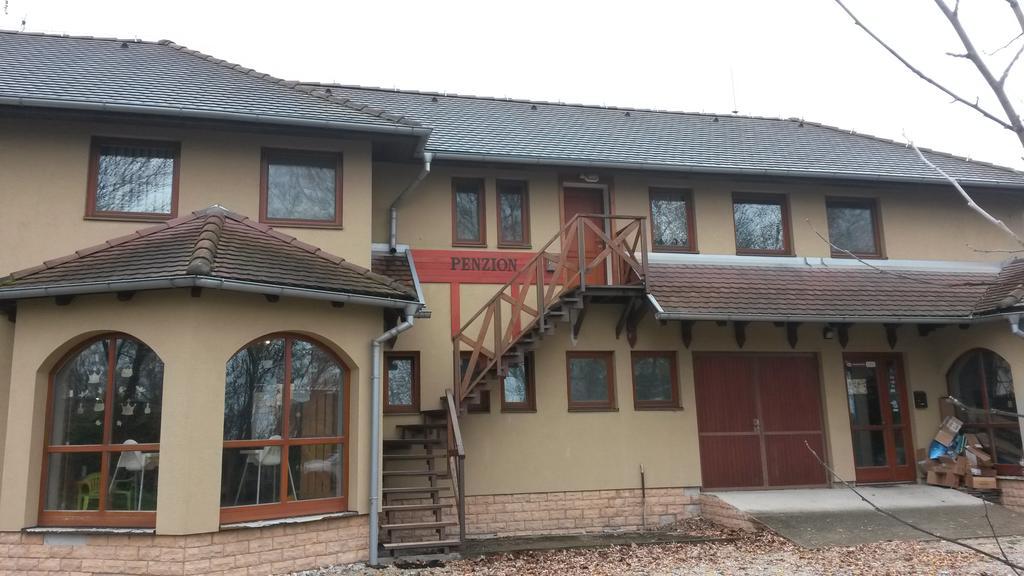 Guest House Meat Heads Pub Komárno Exterior photo